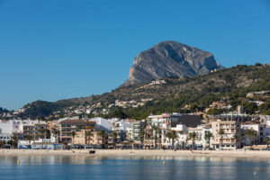 La Marina Alta es una de las comarcas más atractivas de la provincia de Alicante para quienes buscan mar, naturaleza y autenticidad. Con pueblos que combinan tradición mediterránea, calas de aguas cristalinas y un estilo de vida pausado