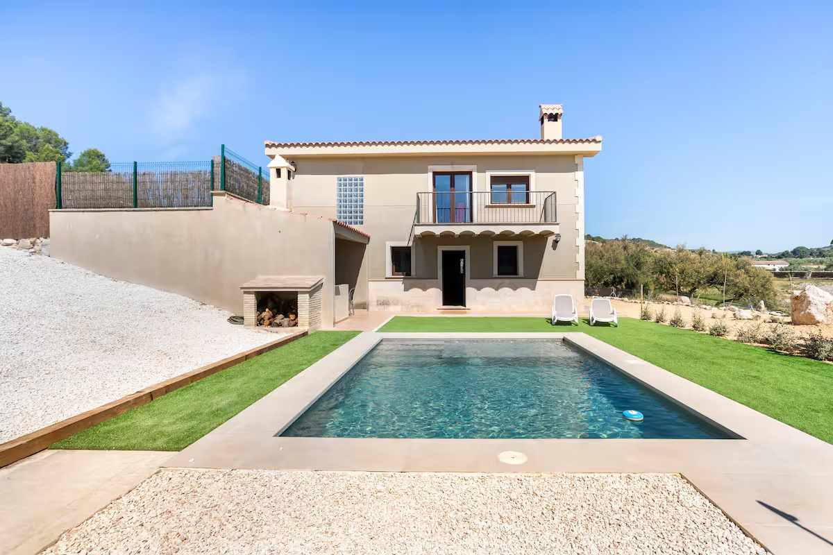 La Casa de las Piedras es una vivienda independiente situada en un entorno natural privilegiado, a solo unos minutos del núcleo urbano de Tibi y a aproximadamente 20 minutos de Alicante ciudad. Reformada recientemente y rodeada de naturaleza, es una estancia ideal para quienes buscan tranquilidad, privacidad y comodidad.