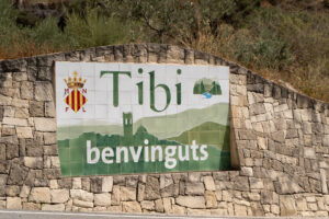 Tibi se encuentra a unos 25 km de Alicante capital. Su ubicación estratégica lo convierte en un enclave ideal para quienes buscan naturaleza, senderismo y turismo rural, sin renunciar a la cercanía del mar | Estancias Alicante