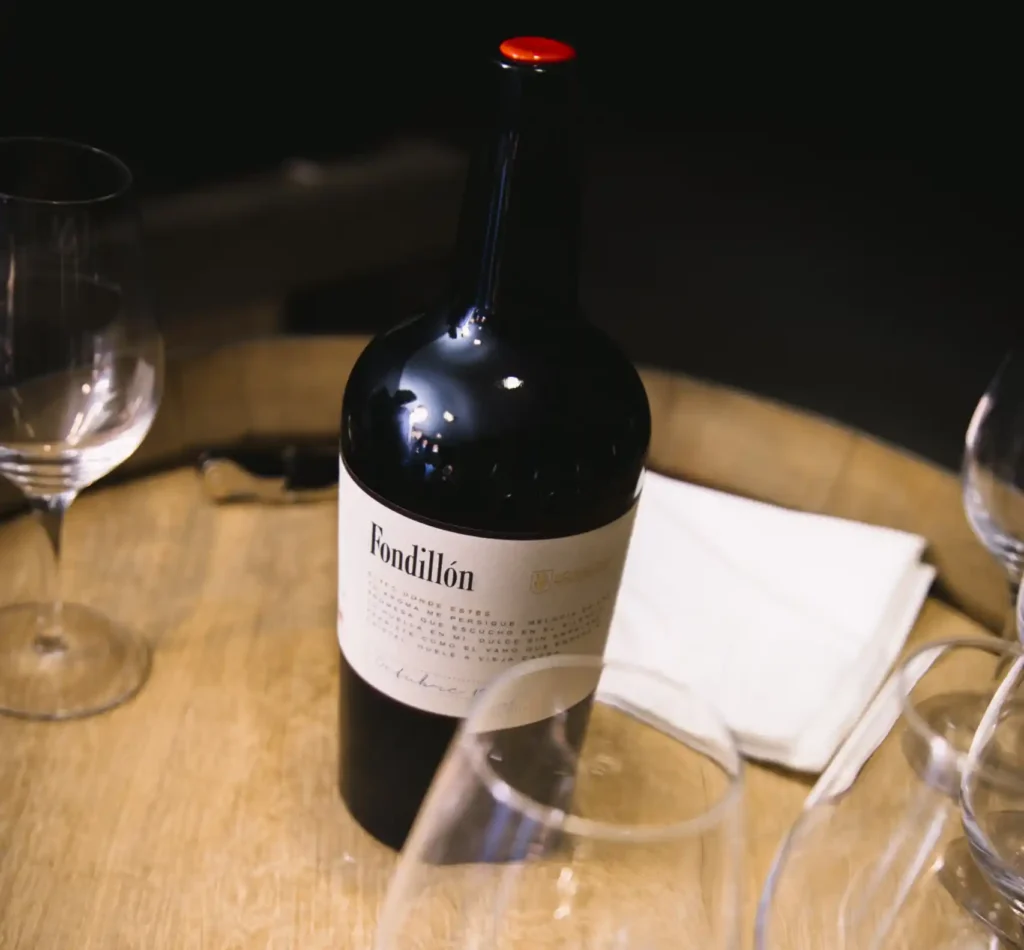Si hay un vino que define la tradición vitivinícola de la provincia, ese es el Fondillón. Único en el mundo por su proceso de elaboración y su historia, este vino alicantino es mucho más que una bebida: es patrimonio, cultura y legado. Descubrir qué es el Fondillón y dónde probarlo en Alicante es una experiencia imprescindible para quienes desean conocer la esencia más auténtica del interior de la provincia.
