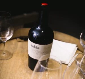 Si hay un vino que define la tradición vitivinícola de la provincia, ese es el Fondillón. Único en el mundo por su proceso de elaboración y su historia, este vino alicantino es mucho más que una bebida: es patrimonio, cultura y legado. Descubrir qué es el Fondillón y dónde probarlo en Alicante es una experiencia imprescindible para quienes desean conocer la esencia más auténtica del interior de la provincia.