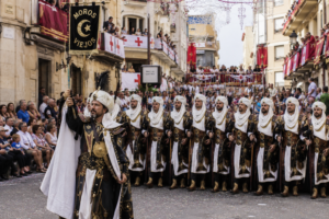 Si estás pensando en visitar Alicante, planificar tu viaje coincidiendo con las fiestas de Moros y Cristianos te permitirá descubrir una de las expresiones festivas más impresionantes de España. Conoce las mejores fiestas de Moros y Cristianos de la provincia de Alicante alojándote en Estancias Alicante.